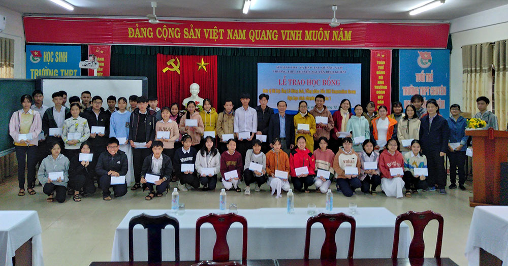 trao-hoc-bong-cuu-hoc-sinh-Le-Hung-Anh